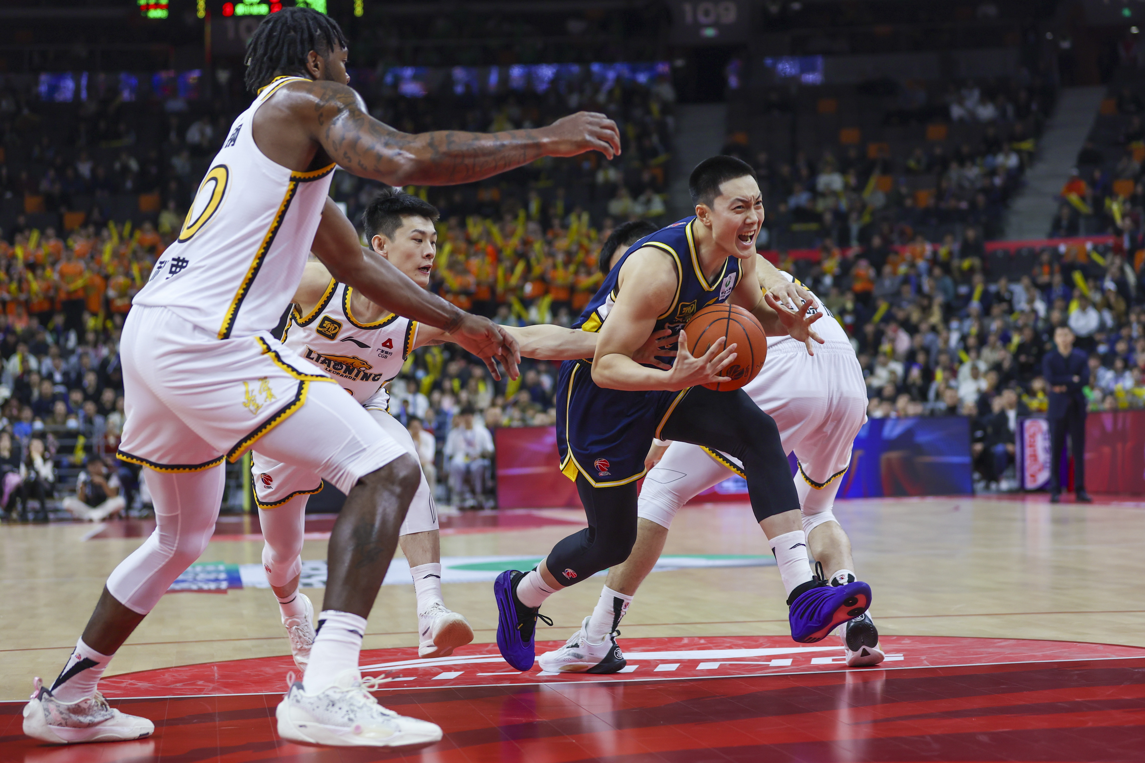 广东队主场对抗辽宁队，西部头名之争的简单介绍