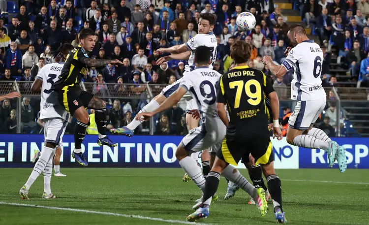 意甲球队遭遇惨败，卫冕冠军壮观反弹