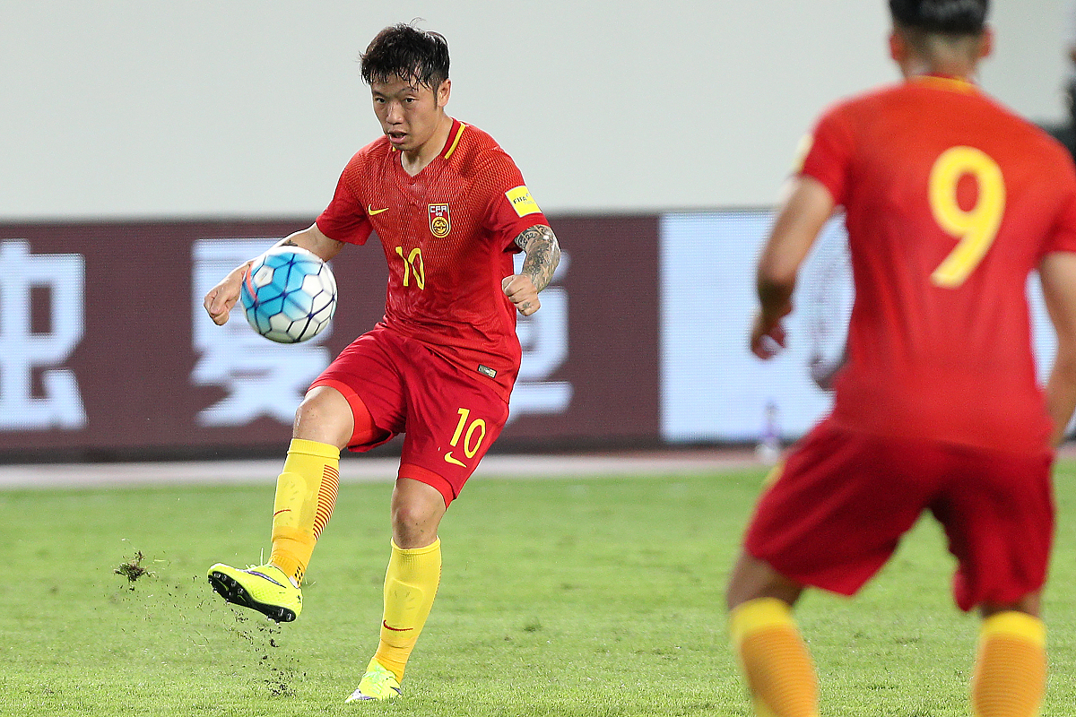 中国足球比赛场上的惊心动魄 中国足球比赛场上的惊心动魄