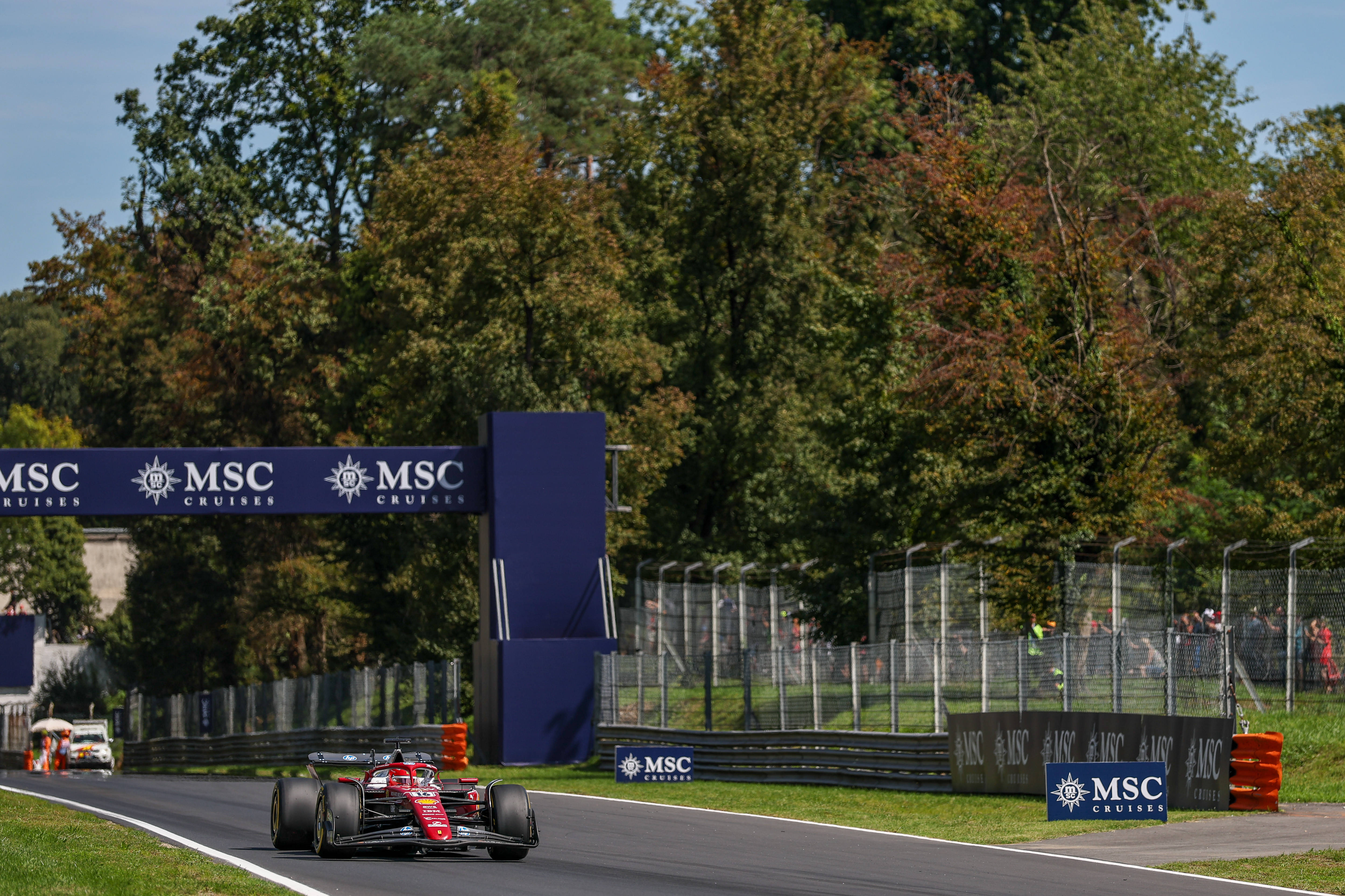 包含红牛车队鏖战迈凯伦，塞恩斯点燃赛场的词条