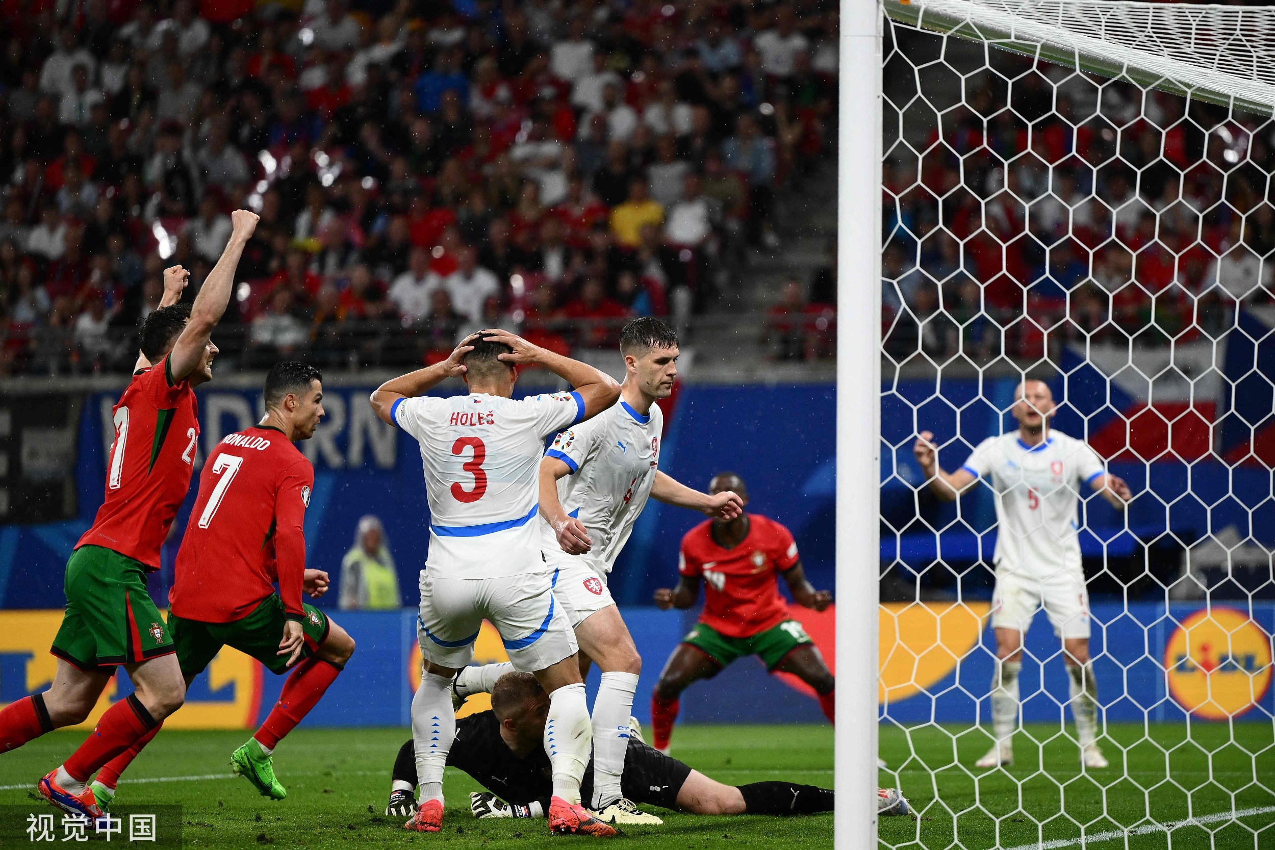 激烈角逐：欧洲国家联赛球队展现拼搏精神的简单介绍