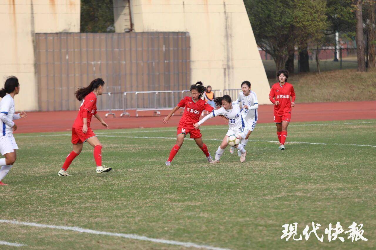 女足球员技艺精湛,斩获赛场胜利 女足球员技艺精湛,斩获赛场胜利