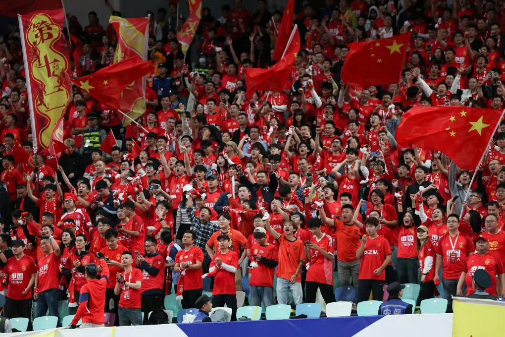 包含新赛季开幕，球迷热切期待胜利的词条