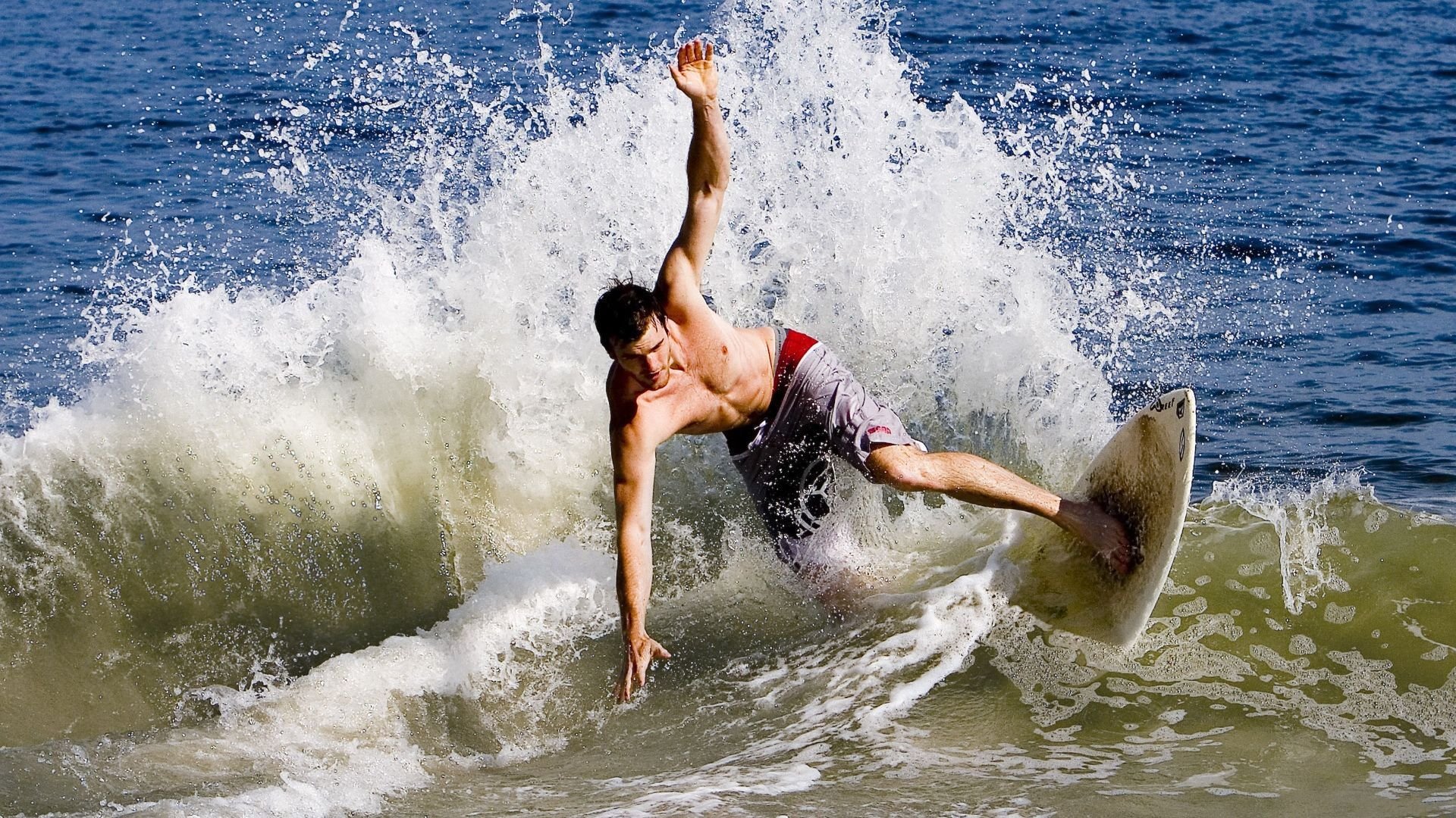 赛道风暴，红牛铁骑横扫雷诺，汉密尔顿炽热状态引爆F1新格局